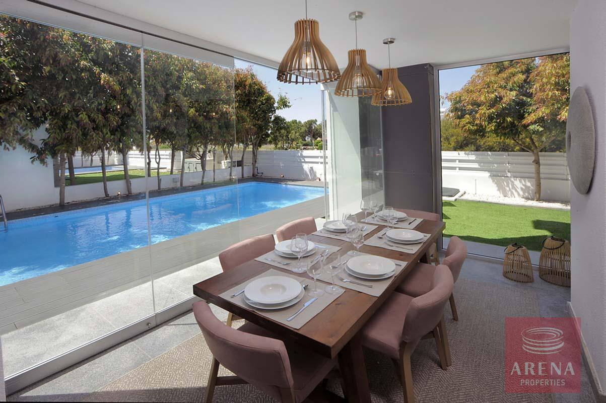 3 bed villa in pervolia - dining area