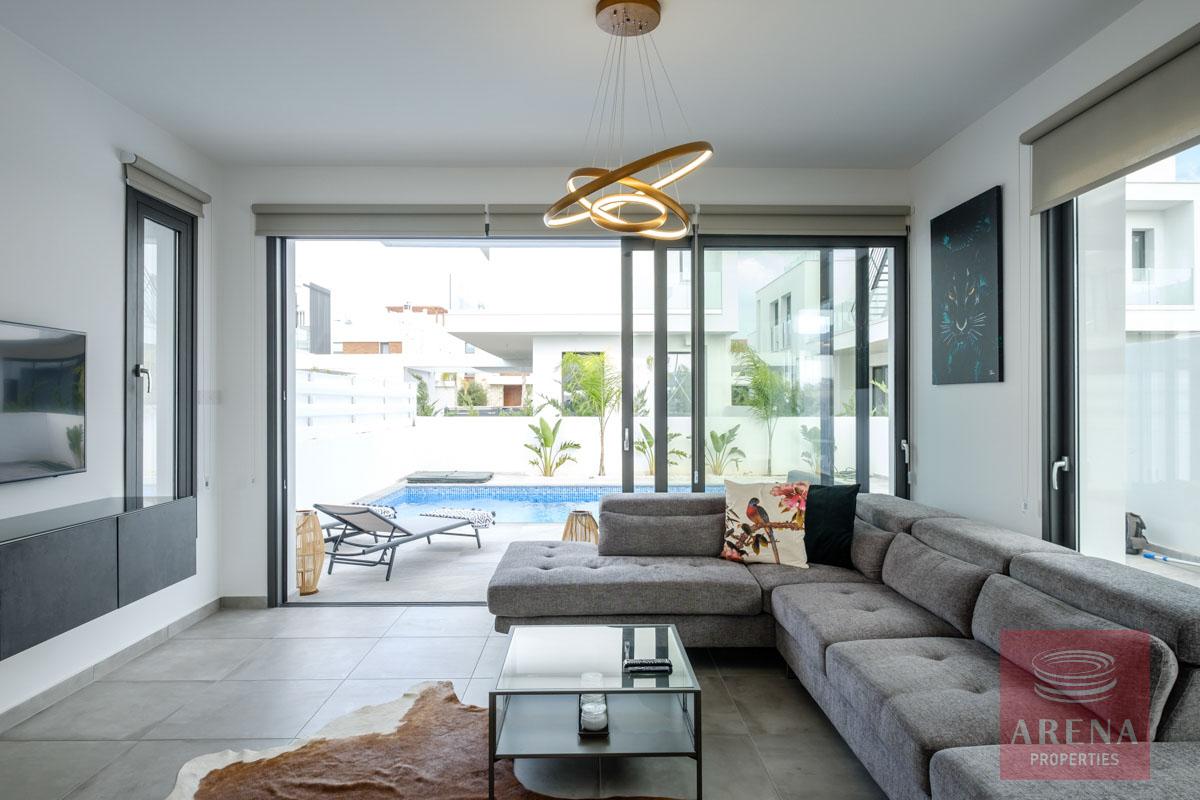 5 bed villa in dekelia - living area