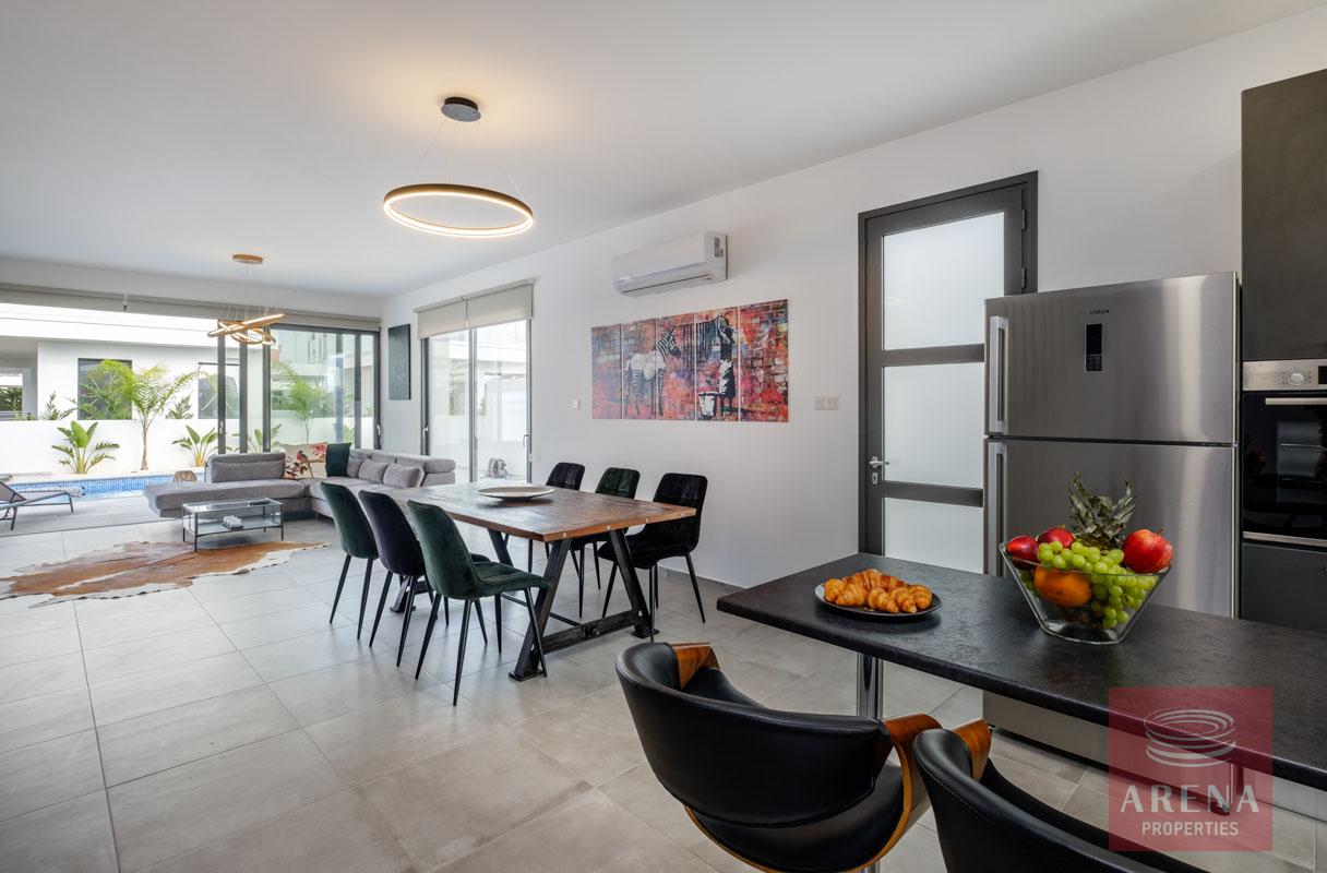 5 bed villa in dekelia - dining area
