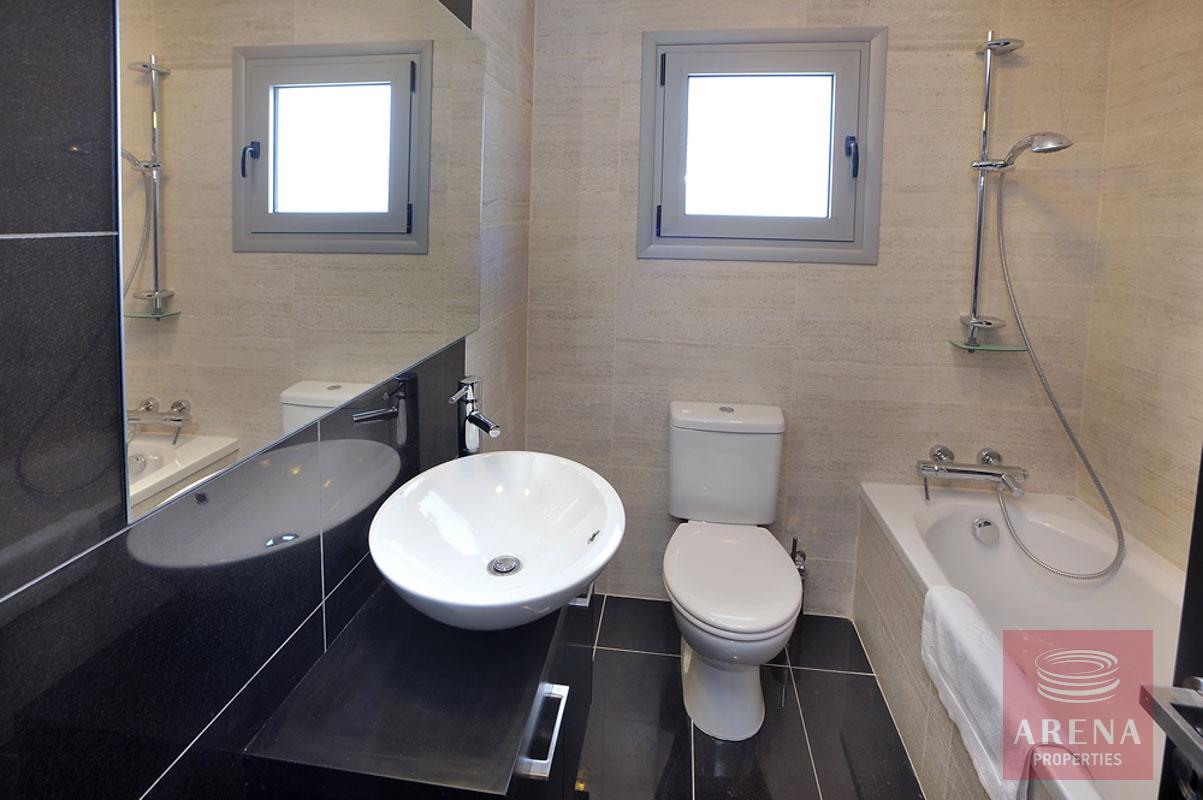 3 bed villa in pervolia - bathroom