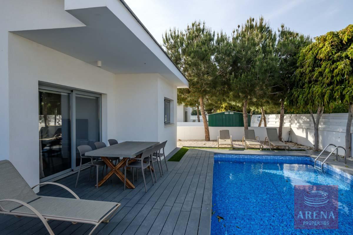 villa in pervolia