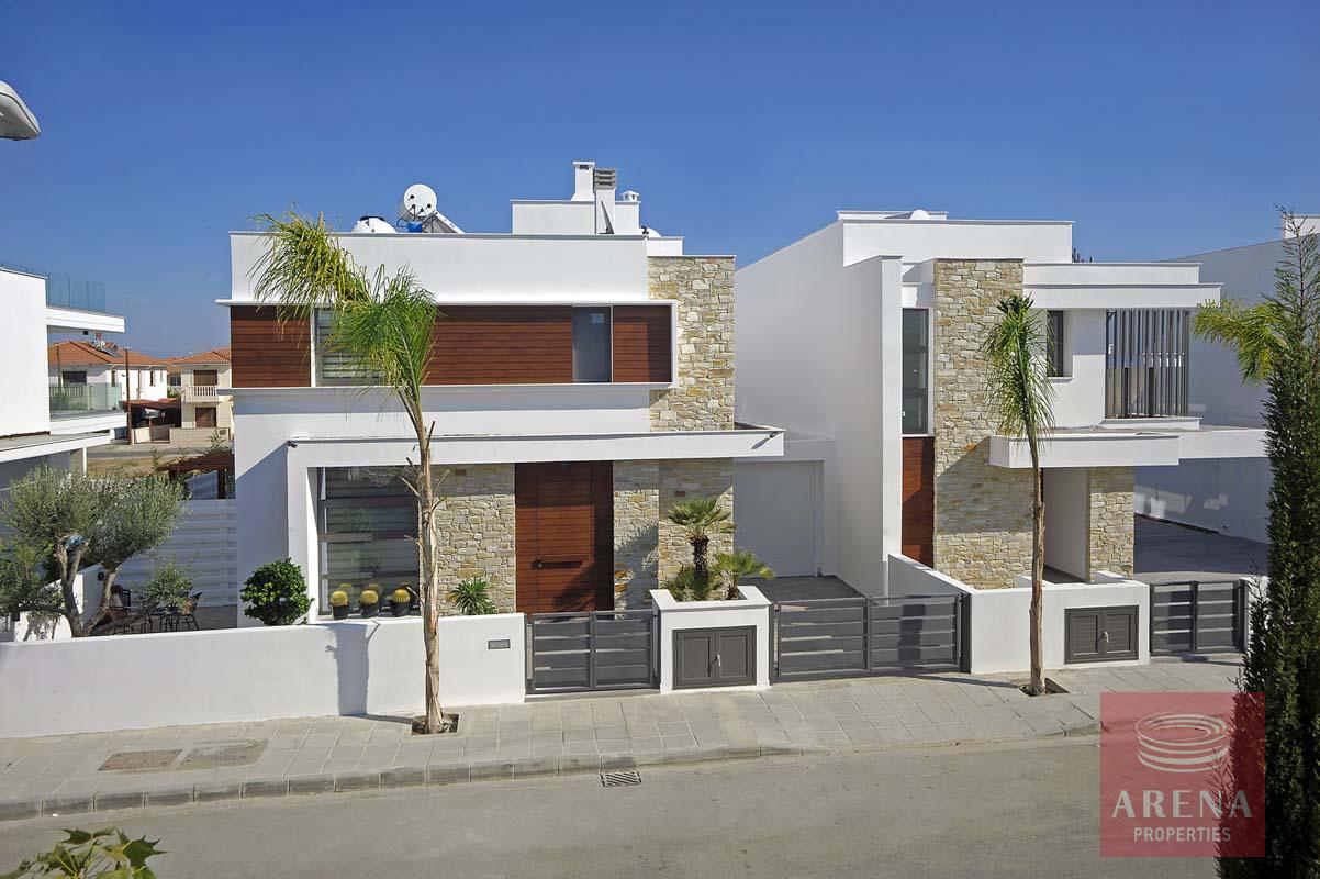 new 5 bed villa in dekelia