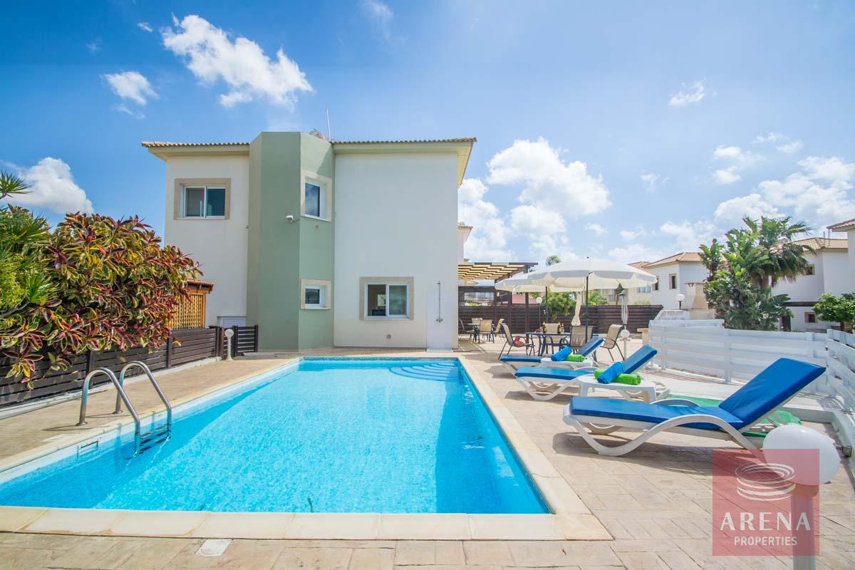 4 bed villa in ayia thekla