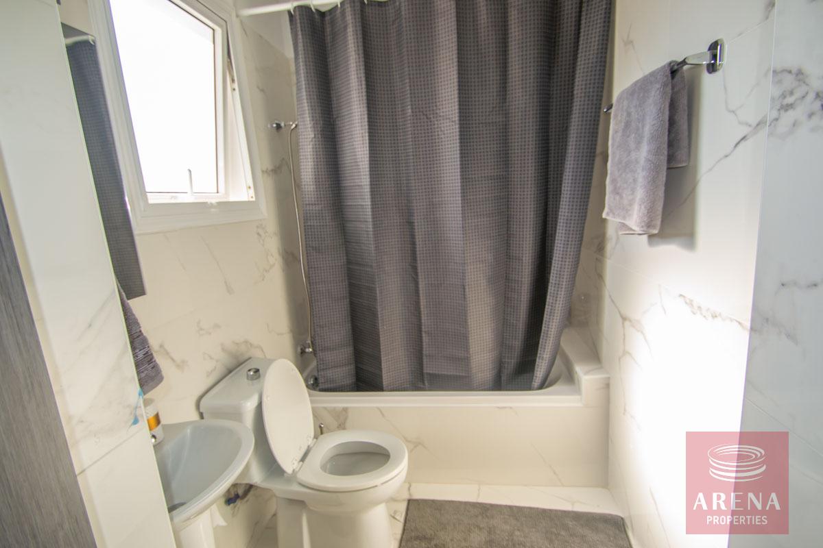 Apartment with large veranda - bathroom