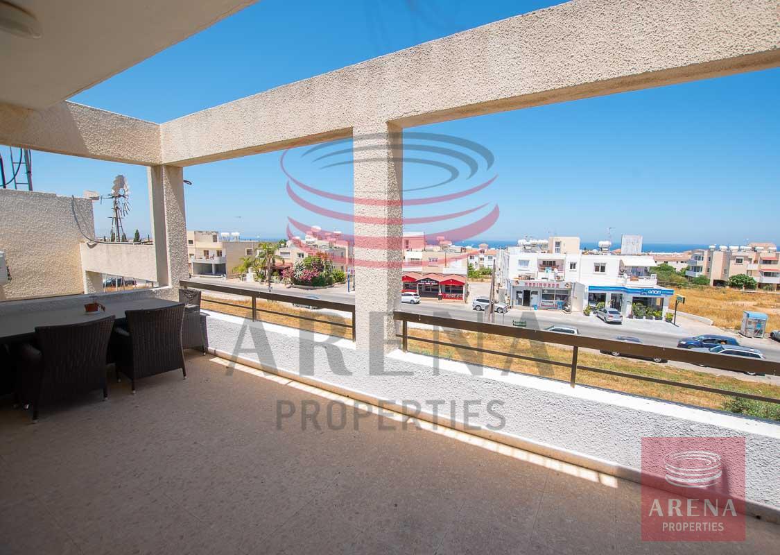 3 bed apt in Paralimni for rent - veranda