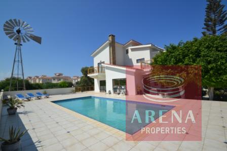 5 bed villa in pernera for sale