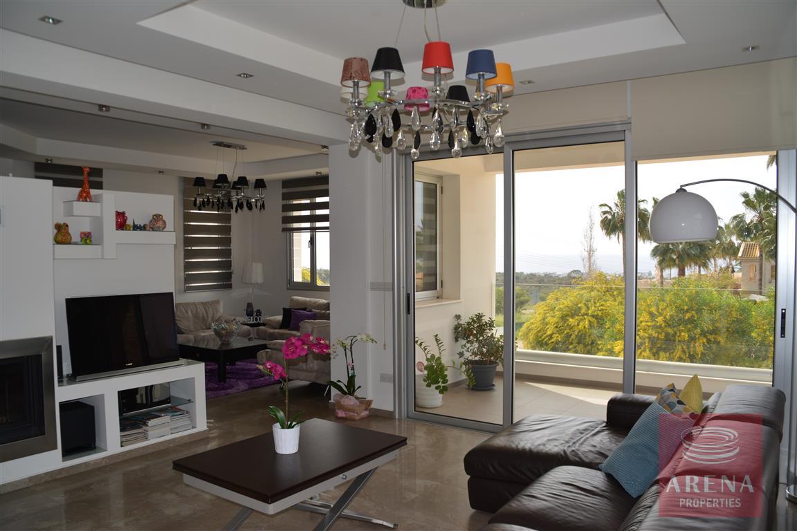 4 bed villa in kokkinos gremmos - living area