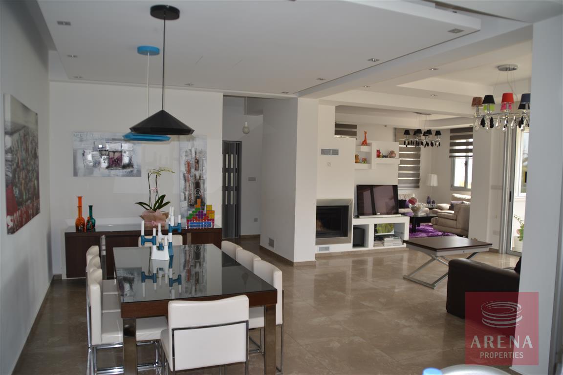4 bed villa in kokkinos gremmos - dining area