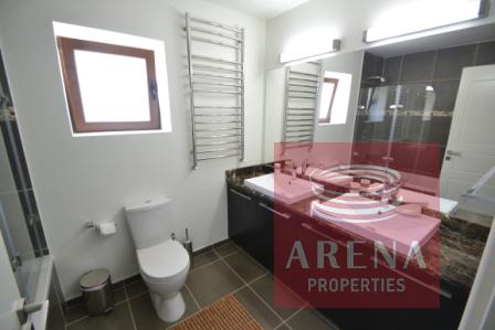 5 bed villa in pernera - bathroom