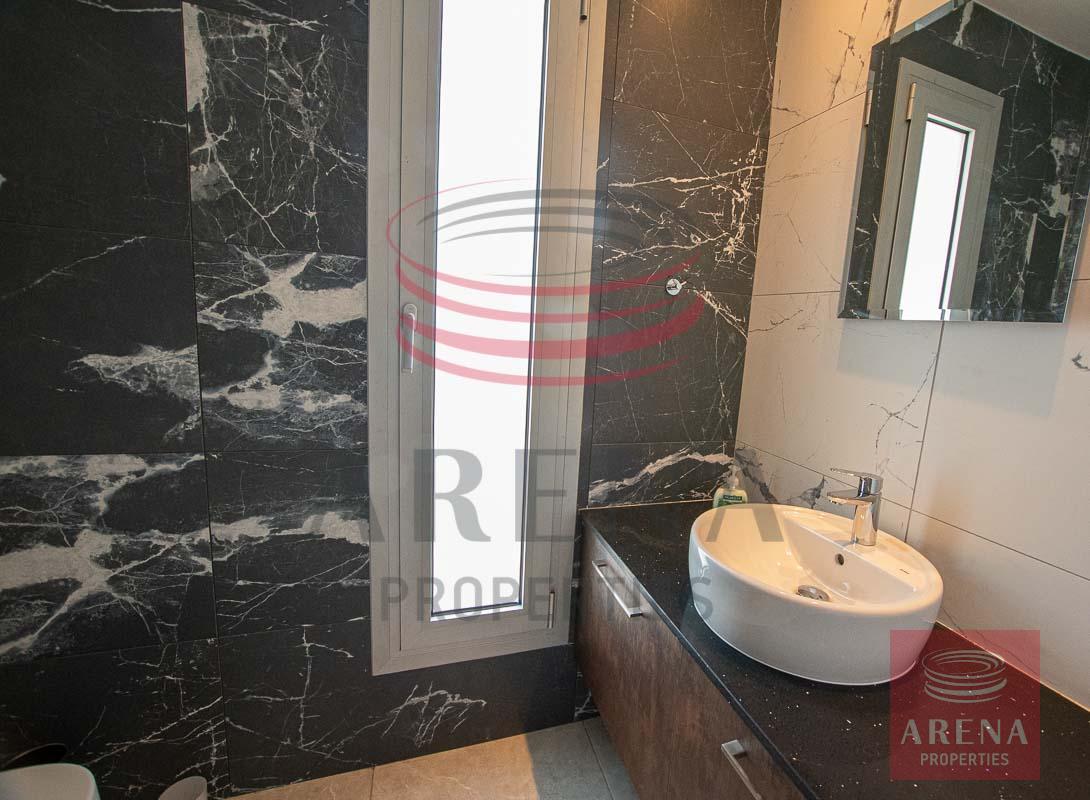 Penthouse for rent in Makenzie - guest wc