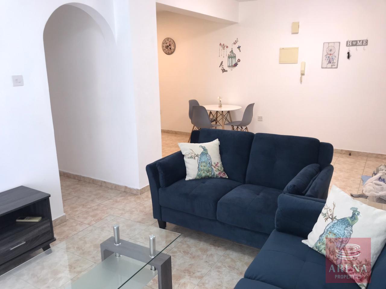 2 bes apt for rent in Makenzie - living room