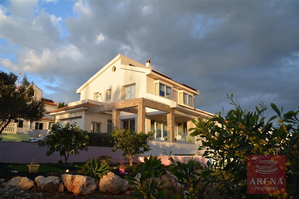 4 bed villa in kokkinos gremmos to buy