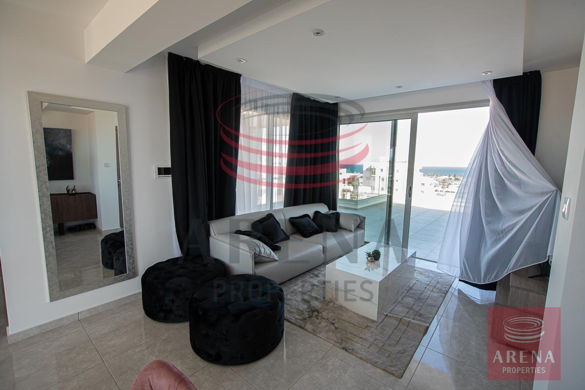 Penthouse for rent in Makenzie - living room