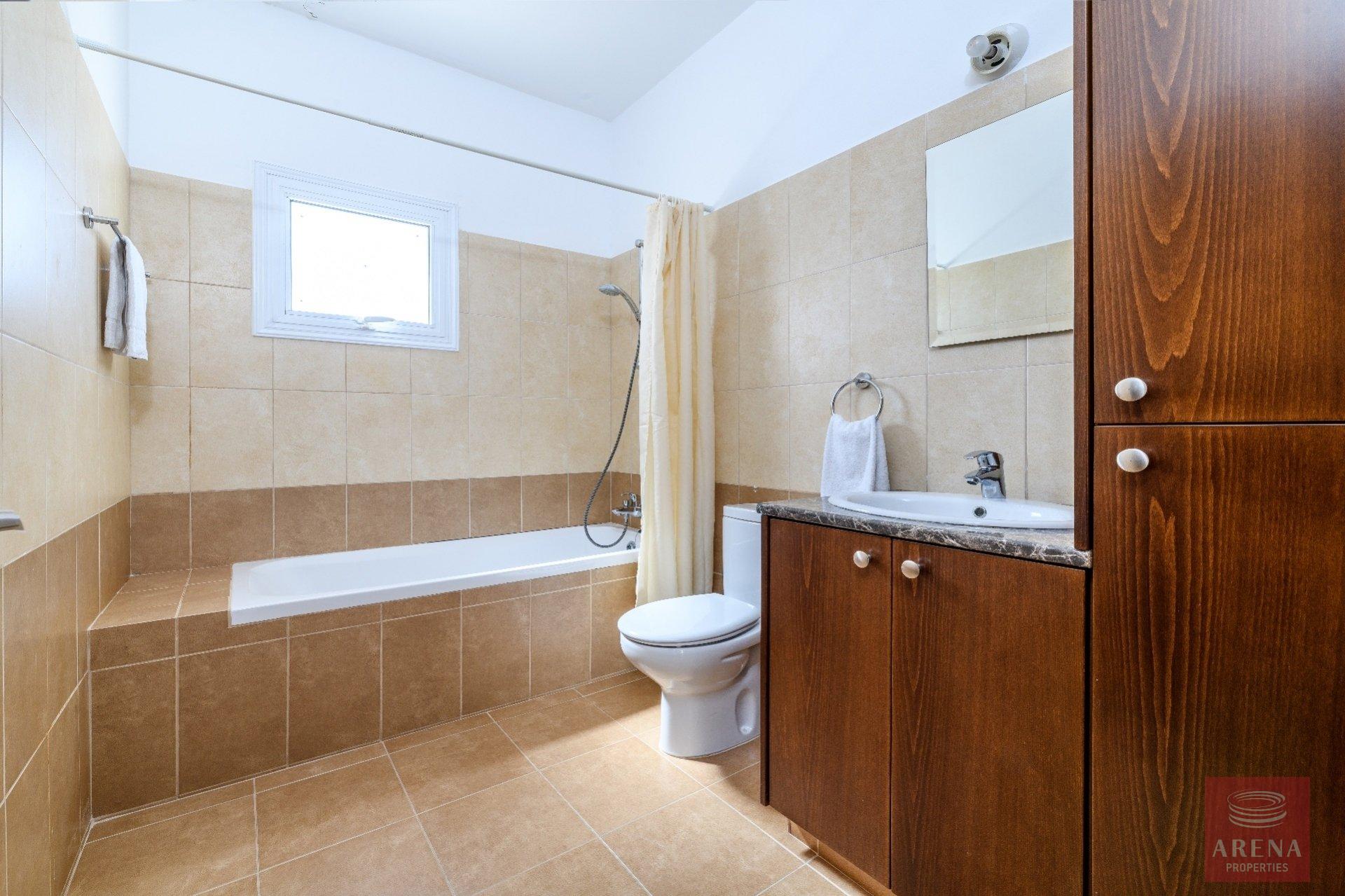 semi-detached house in paralimni - bathroom