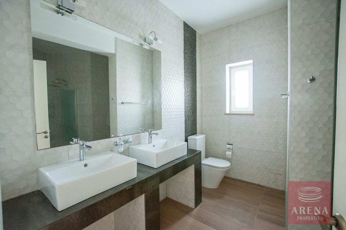 4 Bed House for rent in Paralimni - bathroom