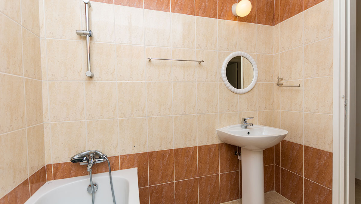 Flat in Paralimni - bathroom