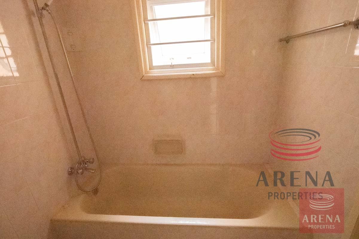 Flat in Paralimni - bathroom