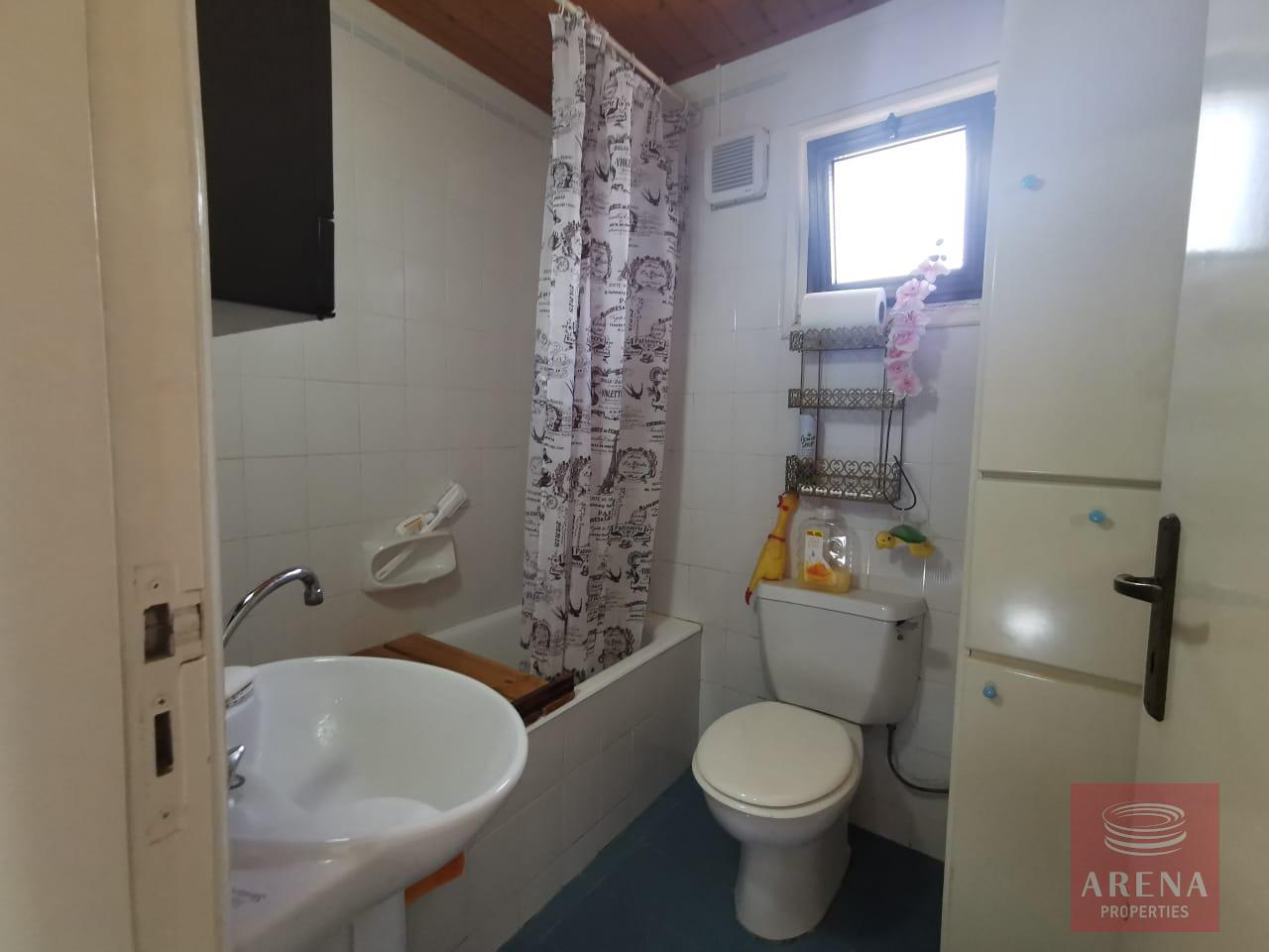 Townhouse in Meneou - bathroom
