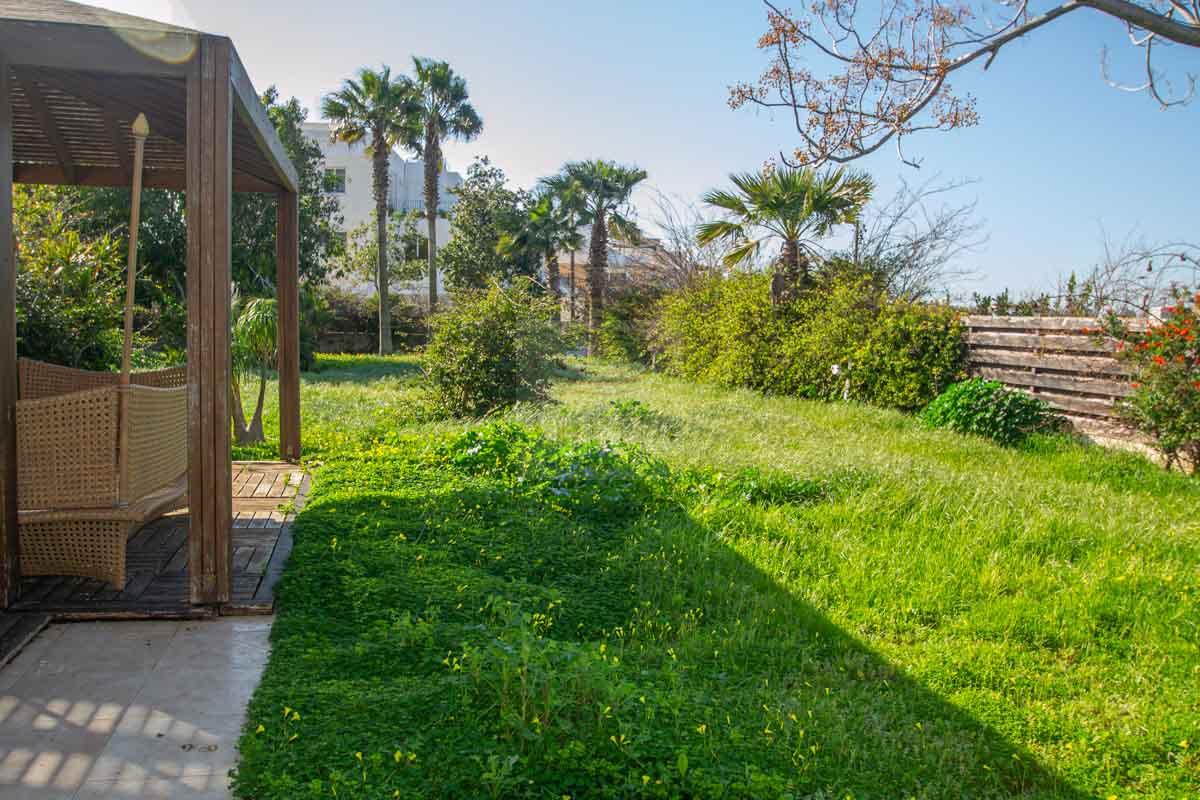 villa in Paralimni for sale - garden