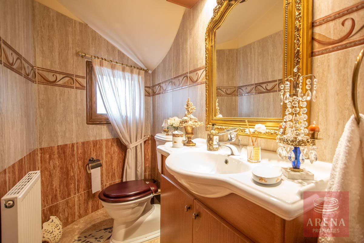 Luxury Villa in Paralimni - guest wc