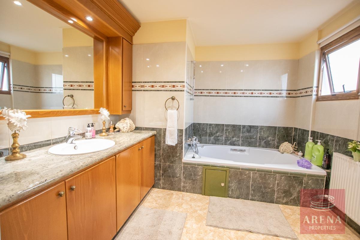 Luxury Villa in Paralimni - bathroom