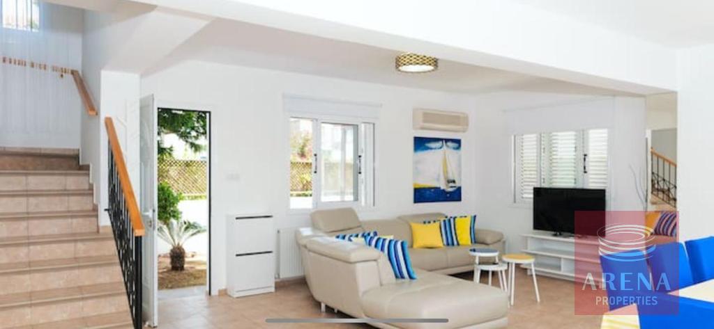 4 Bed villa in Pernera - sitting area