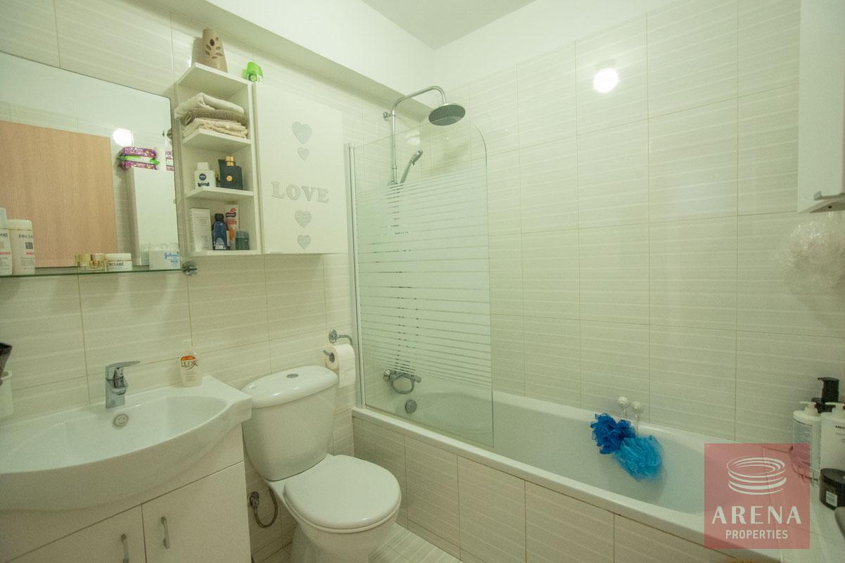 Top Floor Apartment in Sotira - bathroom