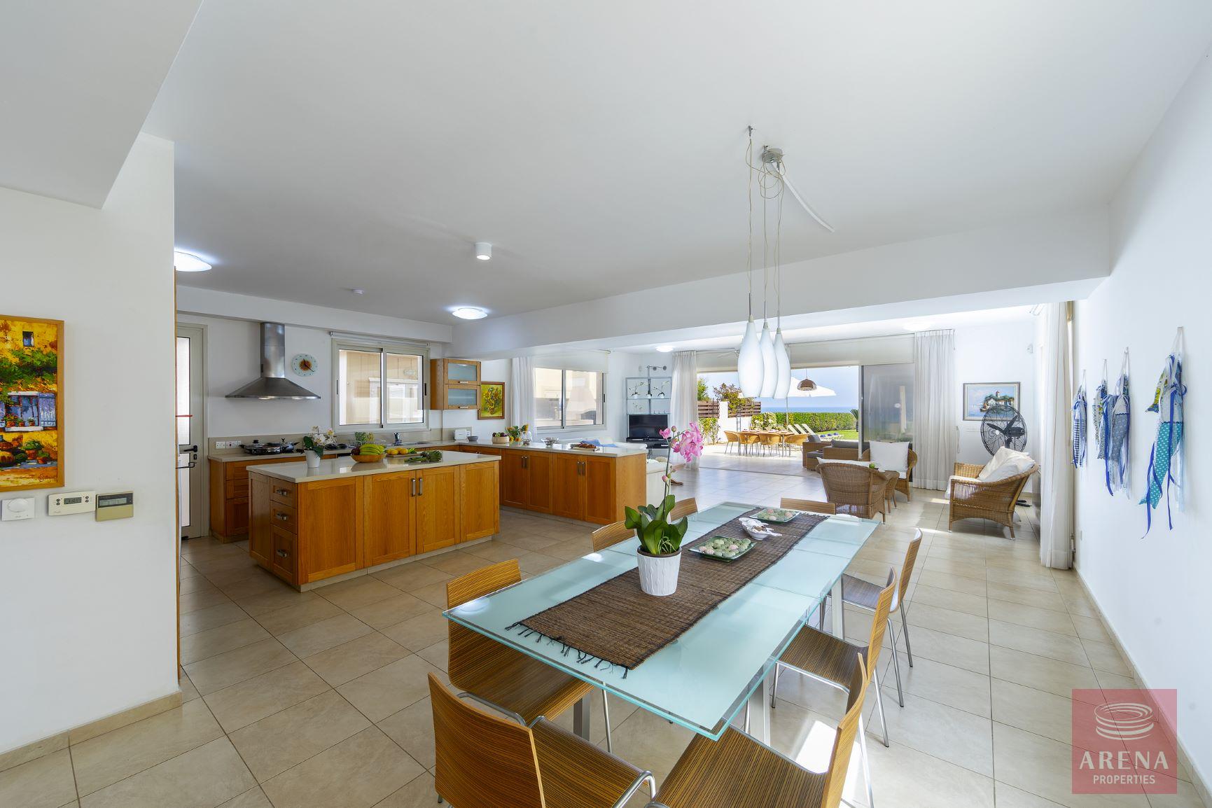 Seafront Villa in Kapparis - dining area