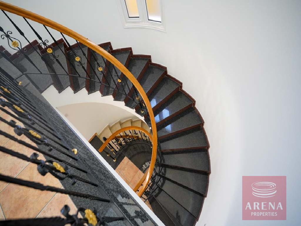 4 bed house in Sotiros - stairs