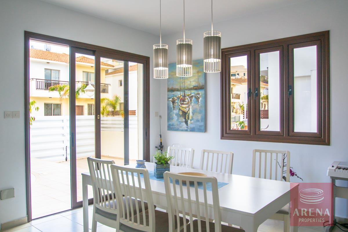 4 bed villa in Pernera - dining area