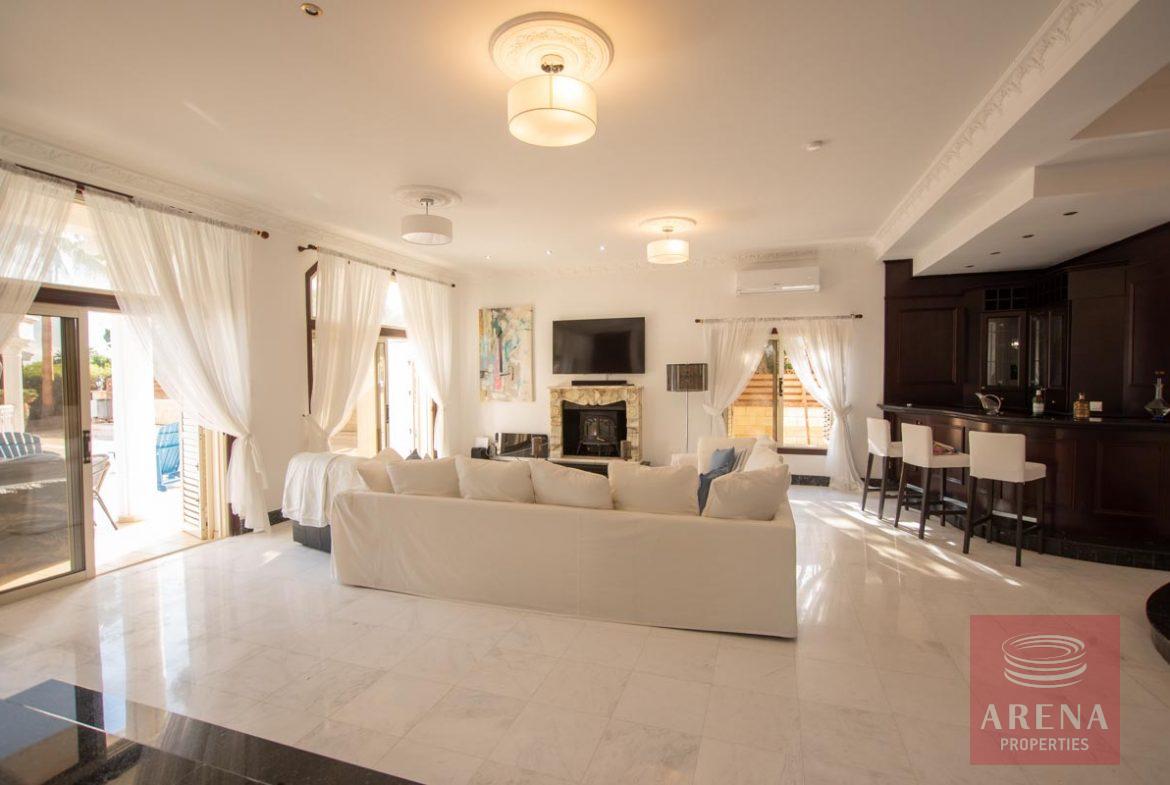 5 Bed Villa for rent in Pervolia - living area