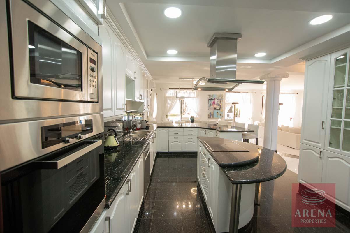5 Bed Villa for rent in Pervolia - kitchen