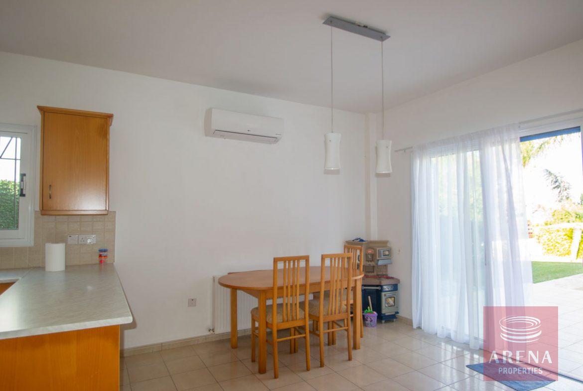 4 bed villa in Protaras - dining area
