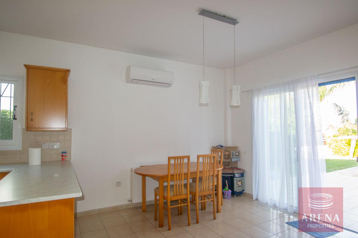 4 bed villa in Protaras - dining area