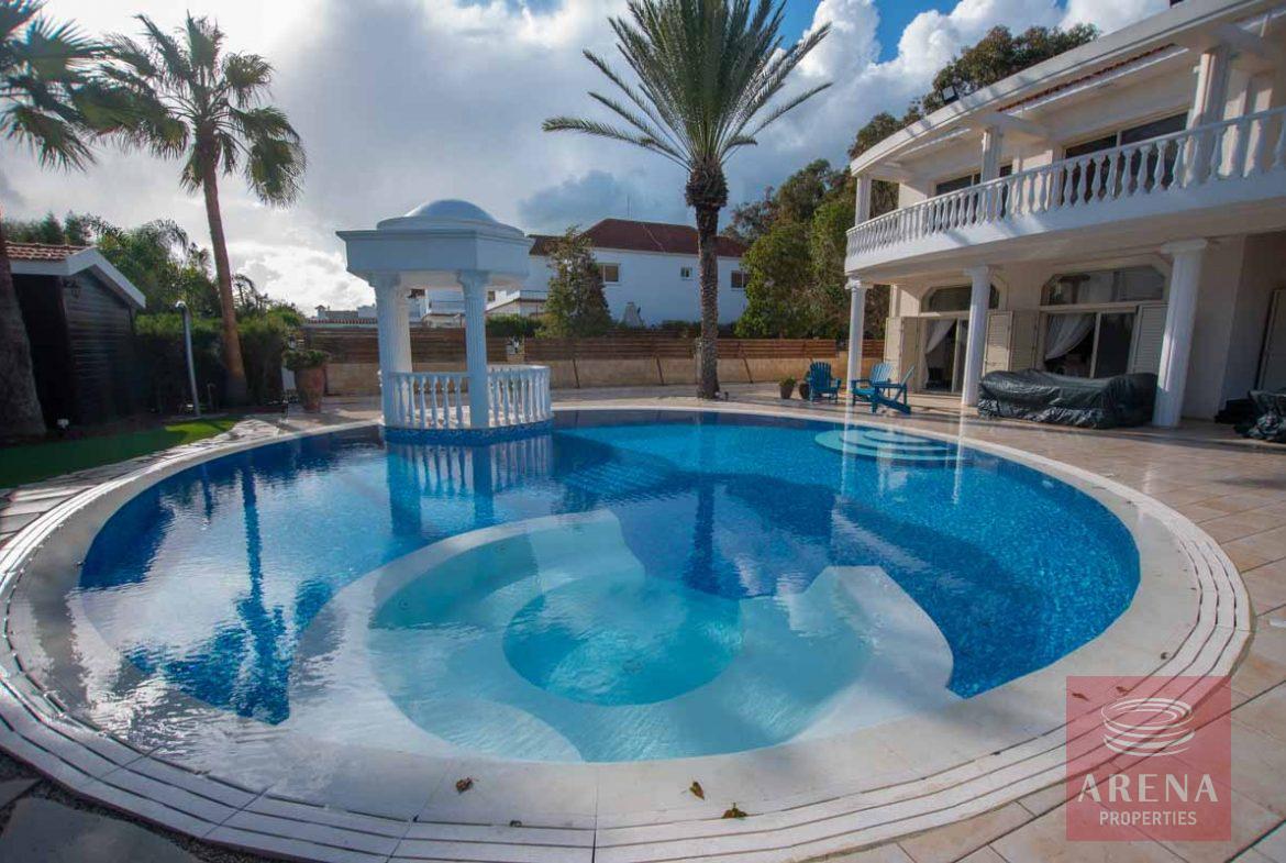 5 Bed Villa for rent in Pervolia - pool