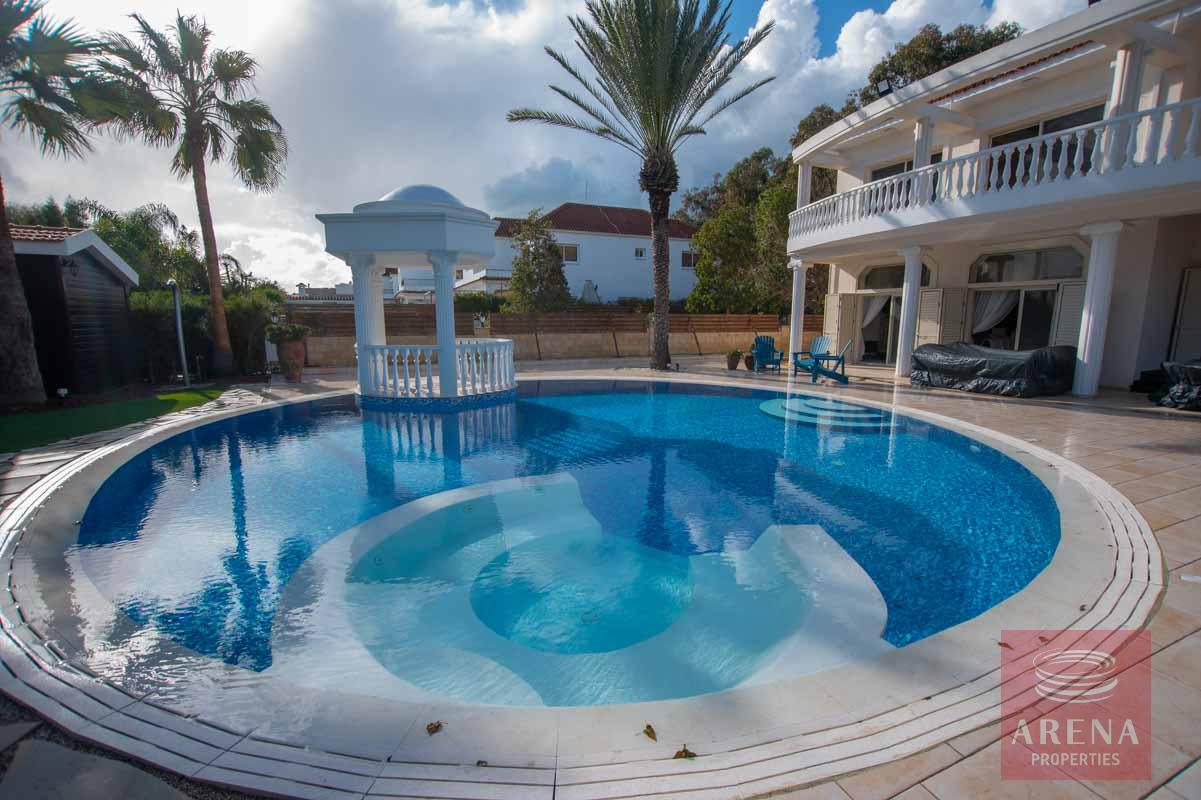 5 Bed Villa for rent in Pervolia - pool