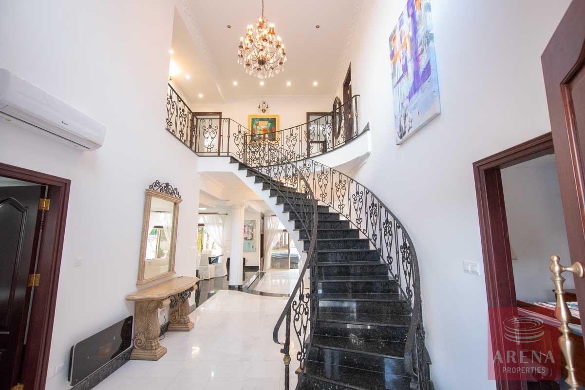 5 Bed Villa for rent in Pervolia - stairs