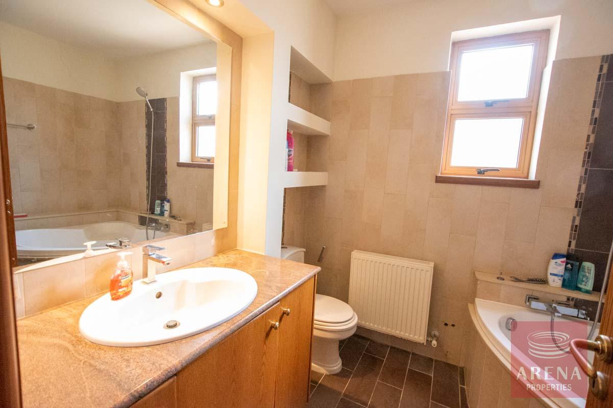 4 Bed Villa in Aradippou - bathroom