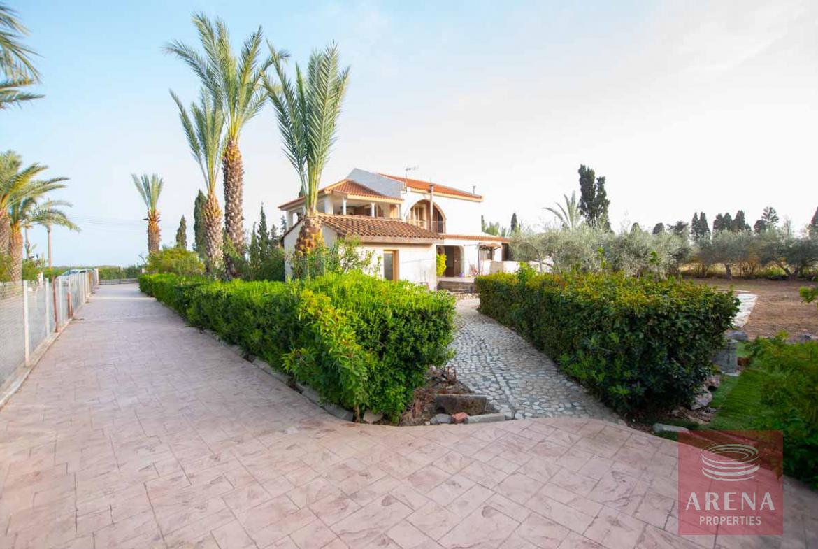 5 bed villa in Pervolia to buy