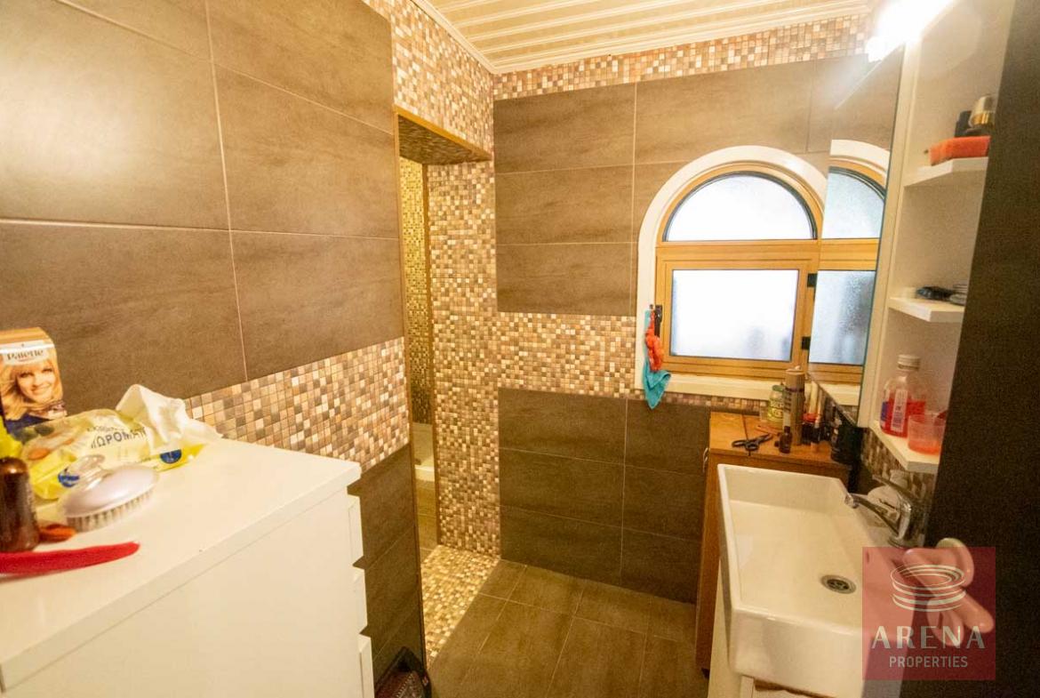 5 bed villa in Pervolia - bathroom