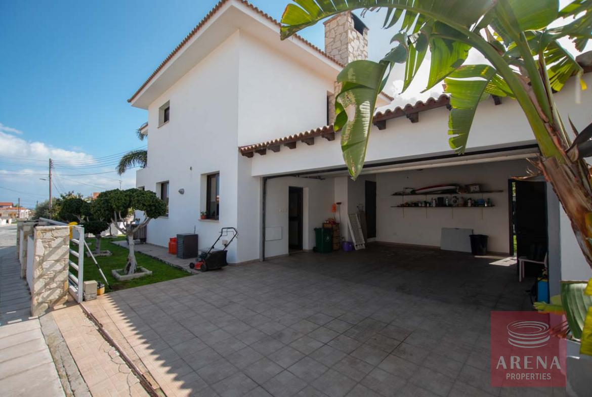 4 BED HOUSE FOR SALE - GARAGE