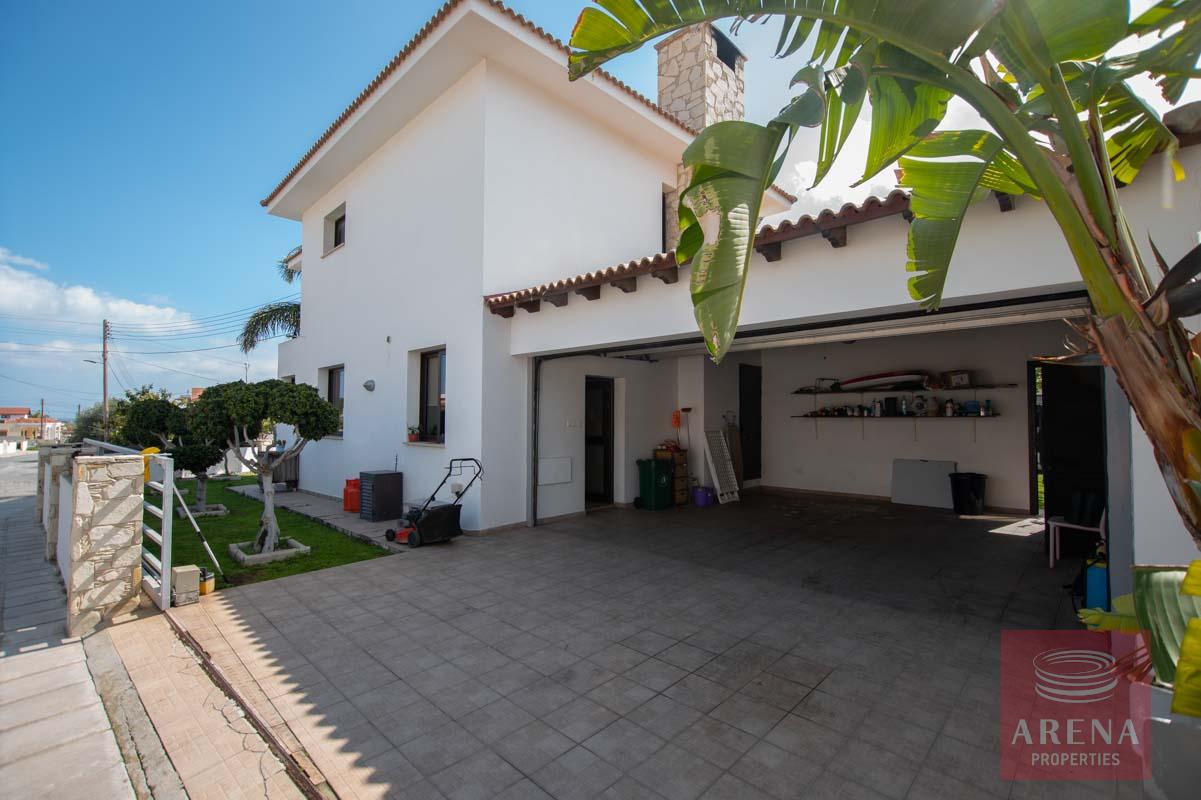 4 BED HOUSE FOR SALE - GARAGE