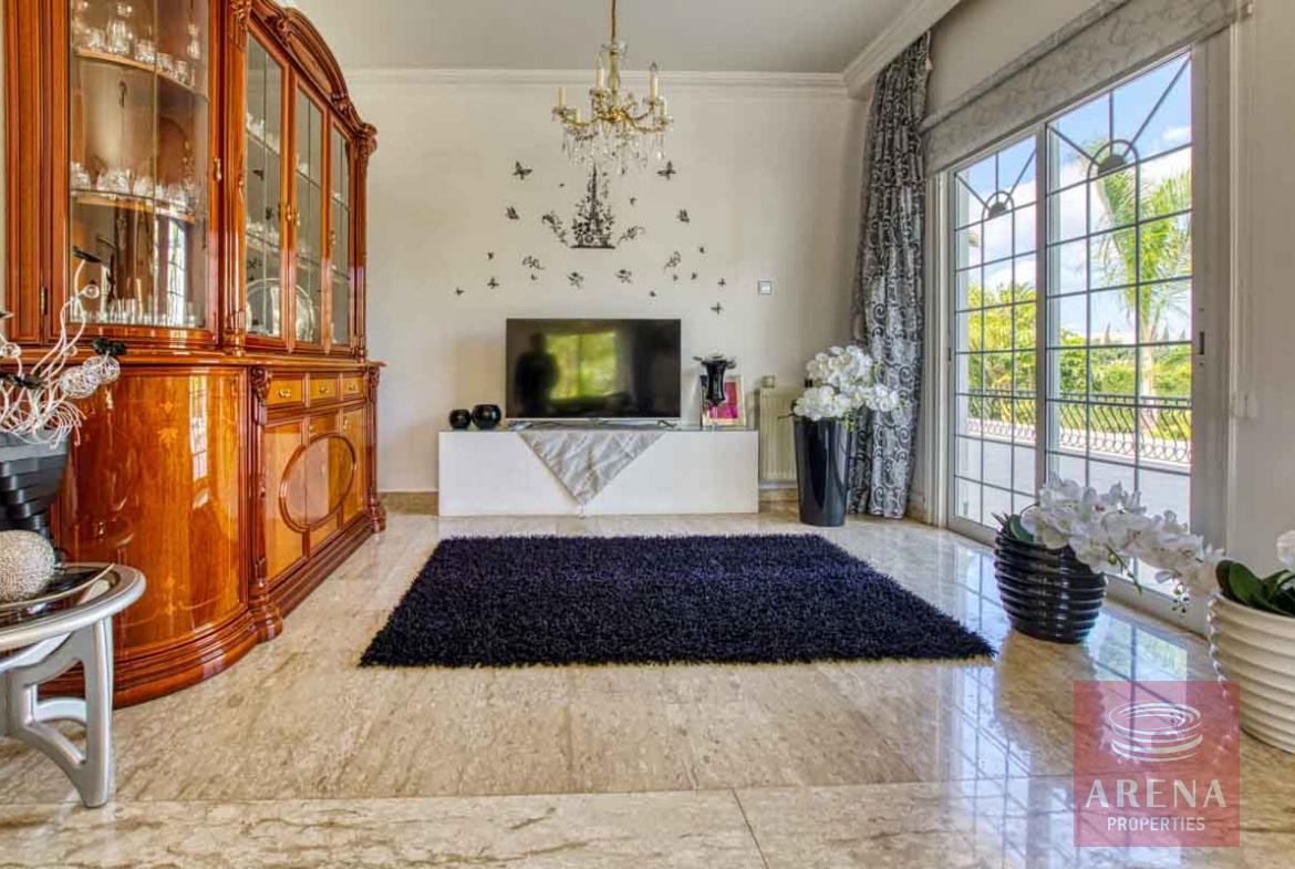 4 BED VILLA IN PARALIMNI - LIVING AREA
