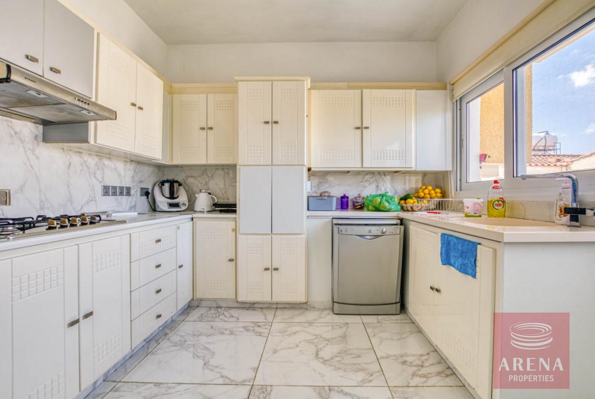 4 BED VILLA IN PARALIMNI - KITCHEN