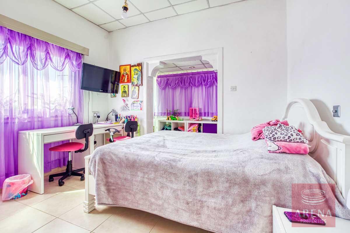 4 BED VILLA IN PARALIMNI - BEDROOM