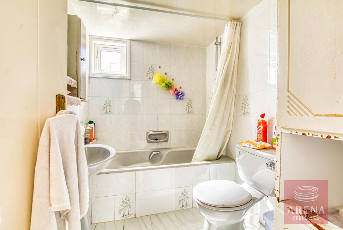 4 BED VILLA IN PARALIMNI - BATHROOM