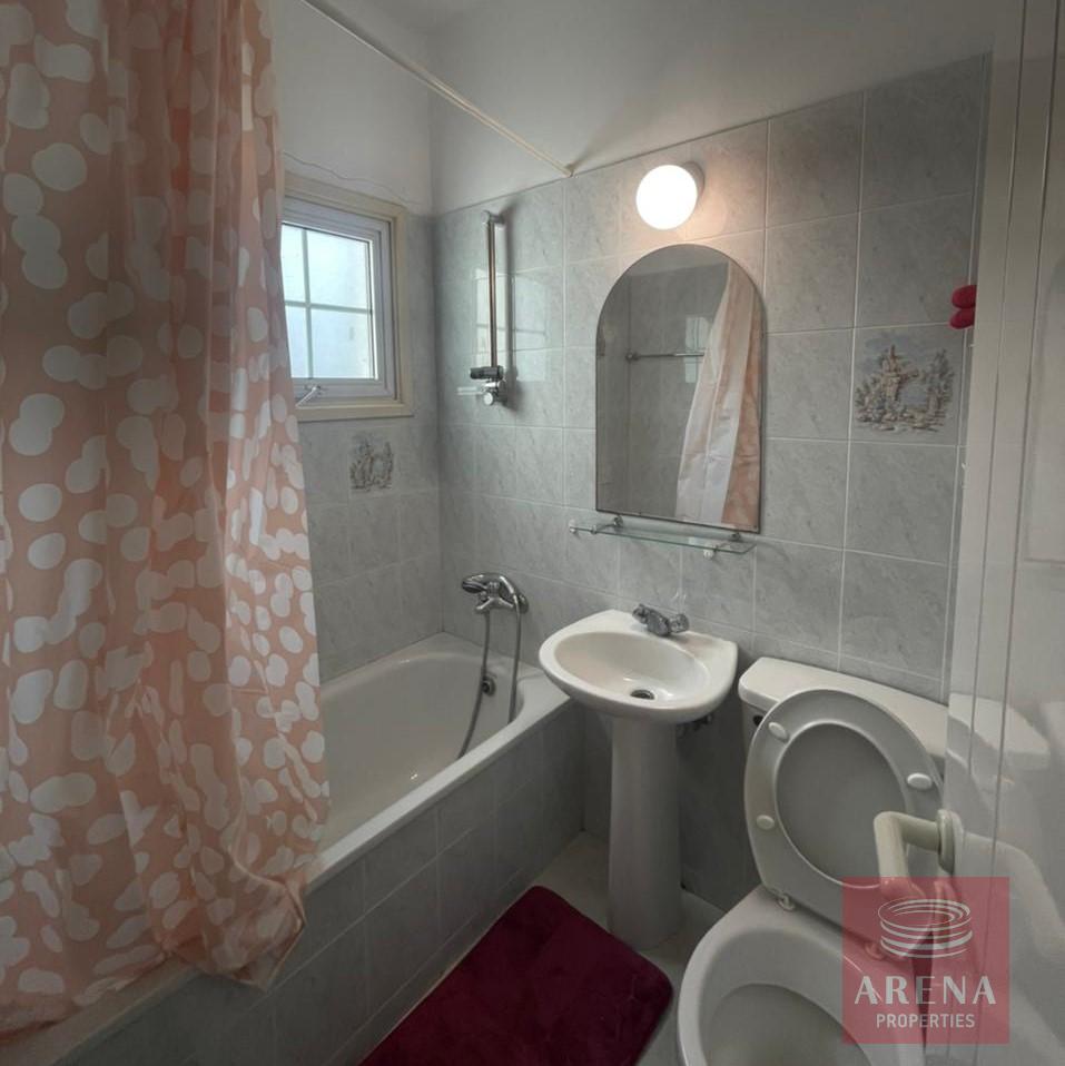 1 bed apt in Makenzie - bathroom