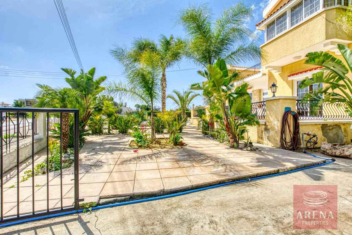 4 BED VILLA IN PARALIMNI - GARDEN