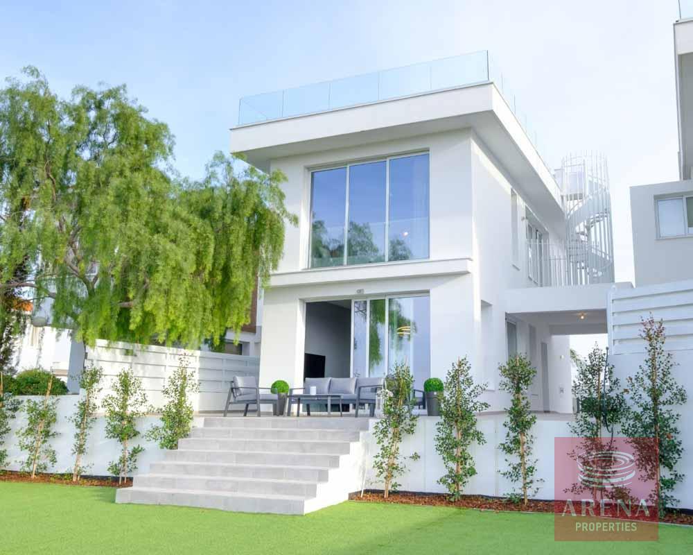 4 bed link-det villa in Dromolaxia