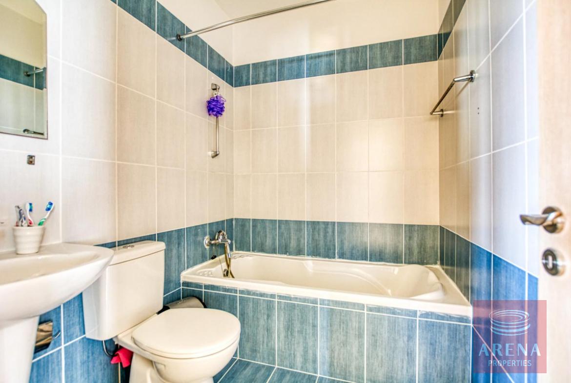1 Bed Apt in Paralimni - bathroom